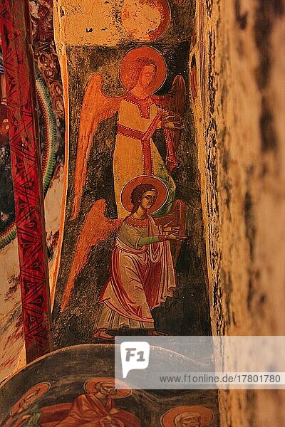 Ehemalige Klosterkirche von Antifonitis  12. Jh. innen  Fresken und Wandmalerei an den Säulen  Nordzypern