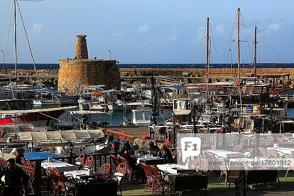 Hafenstadt  Altstadt von Girne  Kyrenia  Altstadthafen  Restaurant am Hafen  Nordzypern