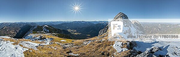 Alpenpanorama  Bergsteigerin blickt über schneebedeckte Berge  Bergkamm  Wanderung zum Guffert  Brandenberger Alpen  Tirol  Österreich  Europa