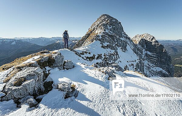 Bergsteigerin blickt über schneebedeckte Berge  Bergkamm  Wanderung zum Guffert  Brandenberger Alpen  Tirol  Österreich  Europa