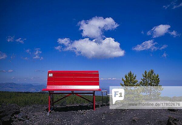 Riesige rote Bank  Big Bench Community Project  Big Bench Number 200  Grande Panchina  Linguaglossa  Sizilien  Italien  Europa