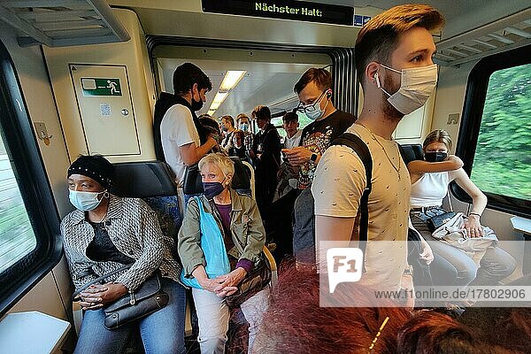 Sehr viele Menschen stehen dicht gedrängt in einem Nahverkehrszug  Chaos im Nahverkehr  9 Euro Ticket  Corona  Ruhrgebiet  Deutschland  Europa