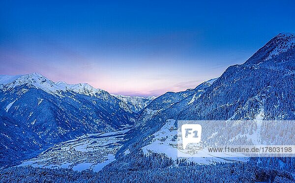 Morgenstimmung  Ötztal im Winter Blickrichtung Norden  Tirol  Austria