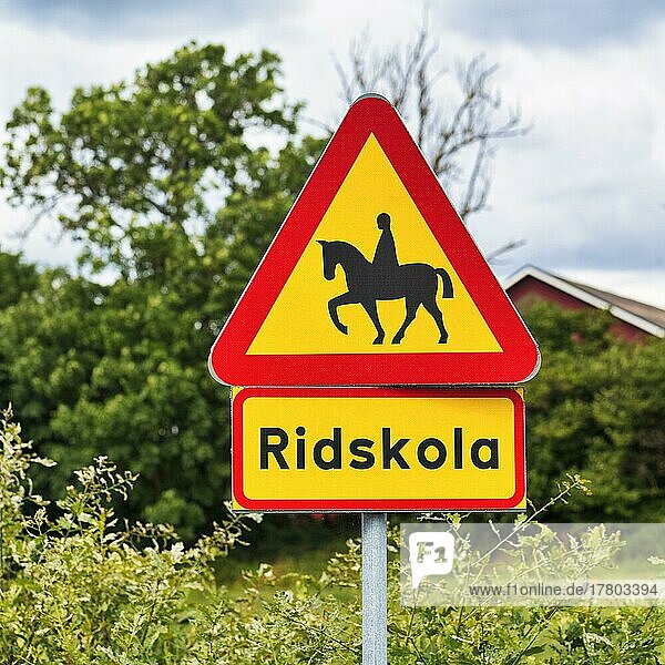 Verkehrsschild  Warnschild  Vorsicht Reiter  Pferde  Aufschrift Ridskola  Reitschule  Insel Gotland  Schweden  Europa