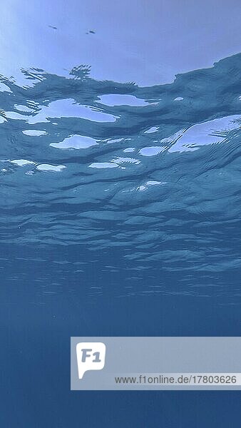 Oberfläche des Meeres. Natürlicher Hintergrund mit Sonnenstrahlen auf der Oberfläche des Wassers. Unterwasser Ansicht. Rotes Meer  Ägypten  Afrika