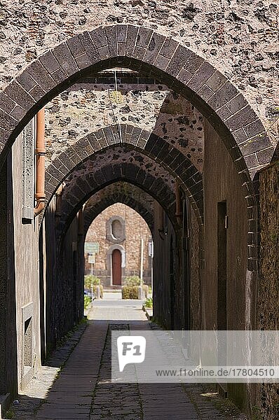 Via degli Archi  Straße der vier Torbögen  Altstadt  Randazzo  Sizilien  Italien  Europa
