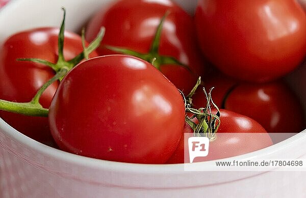 Nahaufnahme von Tomaten in einer Kordel  Nahaufnahme von frischen Tomaten mit Kopierraum  schöne frische Tomaten Hamburg  Deutschland  Europa