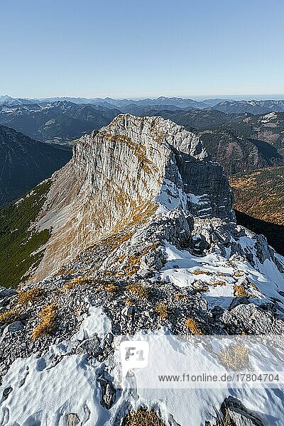Gipfelgrat mit erstem Schnee im Herbst  Gipfel des Guffert  Ausblick auf Bergpanorama  Brandenberger Alpen  Tirol  Österreich  Europa