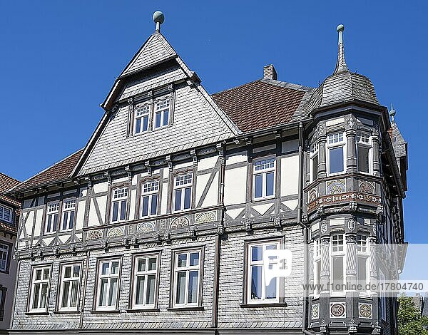 Mit Schnitzwerk verziertes Fachwerkhaus in der Altstadt  Goslar  Harz  Niedersachsen  Deutschland  Europa