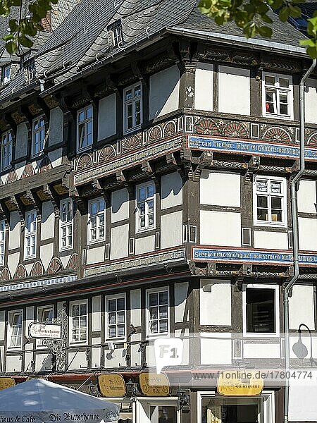 Farbiges Schnitzwerk am Fachwerkhaus  Gaststätte Butterhanne  Altstadt  Goslar  Harz  Niedersachsen  Deutschland  Europa