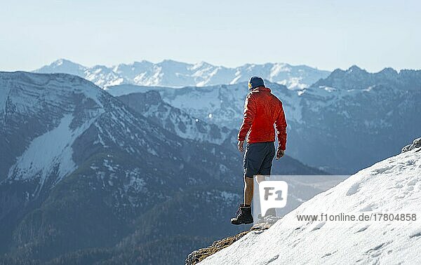 Bergsteiger vor verschneiten Bergen  Wanderweg zum Guffert mit erstem Schnee  im Herbst  Brandenberger Alpen  Tirol  Österreich  Europa