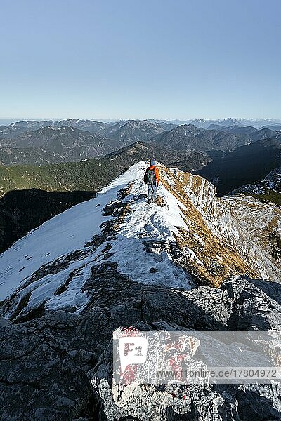 Bergsteiger am Gipfelgrat mit erstem Schnee im Herbst  Wegmarkierung am Wanderweg zum Guffert  Ausblick auf Bergpanorama  Brandenberger Alpen  Tirol  Österreich  Europa