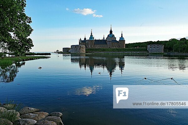 Kalmar Schloss spiegelt sich im ruhigen Wasser  Renaissanceschloß  Abendstimmung  Kalmar Län  Schweden  Europa