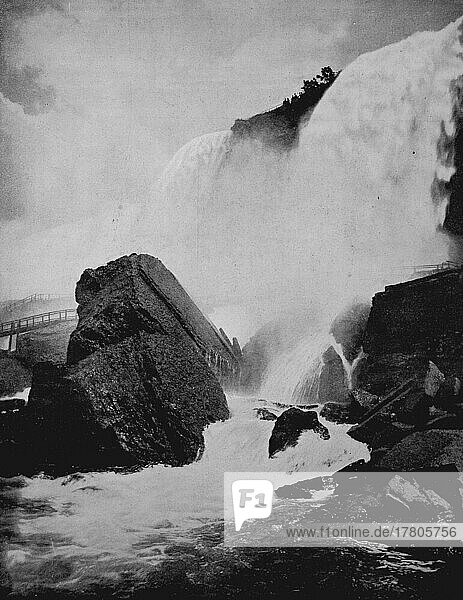 Felsen unterhalb der Niagarafälle auf der amerikanischen Seite  ca 1880  Amerika  Historisch  digital restaurierte Reproduktion einer Fotovorlage aus dem 19. Jahrhundert