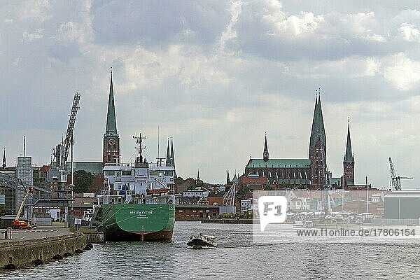 Kirchtürme  Hafen  Lübeck  Schleswig-Holstein  Deutschland  Europa