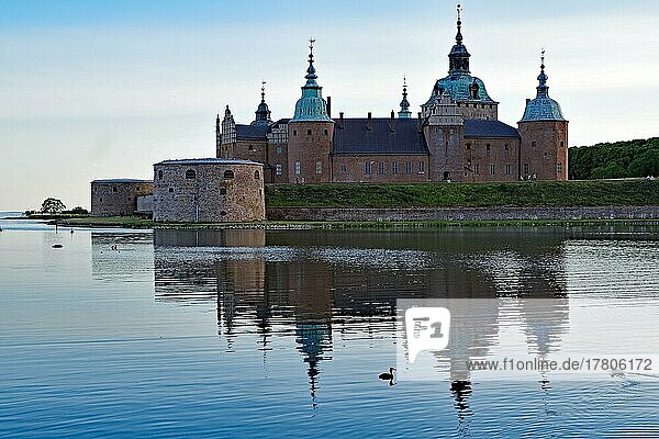 Kalmar Schloss spiegelt sich im ruhigen Wasser  Renaissanceschloß  Abendstimmung  Kalmar Län  Schweden  Europa