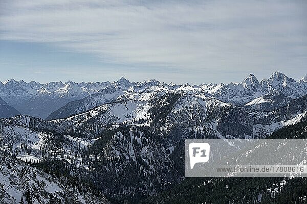 Rechts Tannheimer Berge  Berge im Winter  Ammergauer Alpen  Bayern  Deutschland  Europa