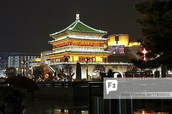 Beleuchteter Bell Tower  Glockenturm bei Nacht  Xi'An  Hauptstadt der Provinz Shaanxi  Volksrepublik China