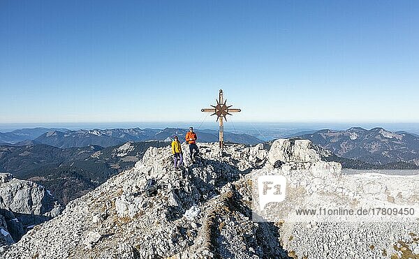 Luftaufnahme  Bergsteiger an der Guffertspitze mit Gipfelkreuz  Gipfel des Guffert  Brandenberger Alpen  Nördlichen Kalkalpen  Ostalpen  Tirol  Österreich  Europa