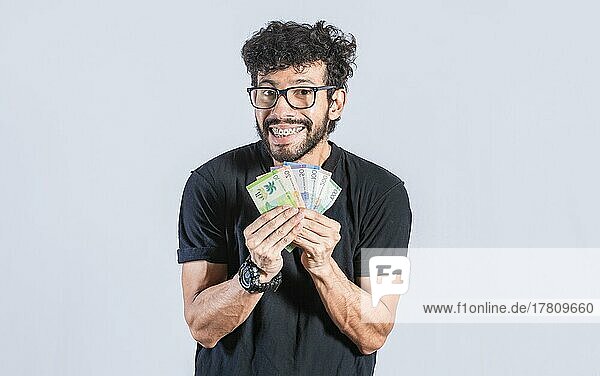 Glücklicher Mann mit Geld in der Hand  aufgeregte Person mit Geld in der Hand isoliert  erstaunte Menschen mit Geldscheinen in der Hand