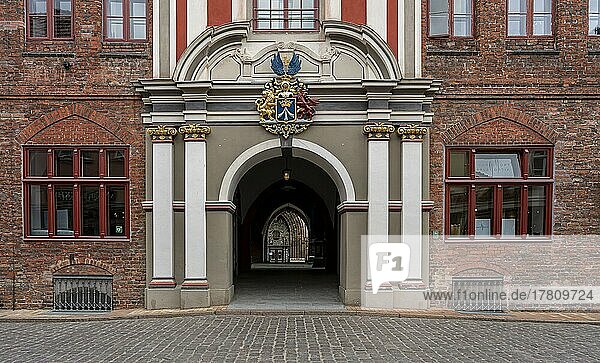 Barockportal des Rathaus Stralsund mit dem historischen Wappen  Stralsund  Mecklenburg-Vorpommern  Deutschland  Europa