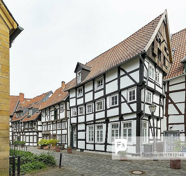 Ringförmige Bebauung mit historischen Fachwerkhäusern  am Kirchplatz  Gütersloh  Ostwestfalen  Nordrhein-Westfalen  Deutschland  Europa