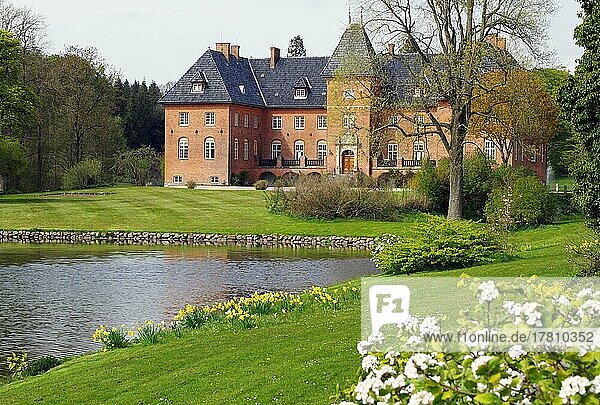 Herrenhaus spiegelt sich in einem Teich  Frühling  Holstenshuus  Fünen  Dänemark  Europa