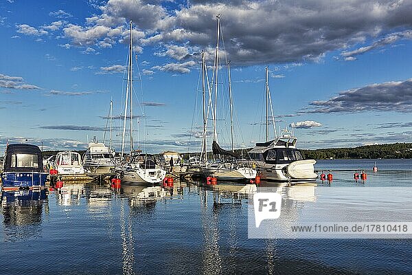 Boote im Yachthafen  See Mälaren  Mälarsee  Mariefred  Strängnäs  Södermanlands län  Schweden  Europa