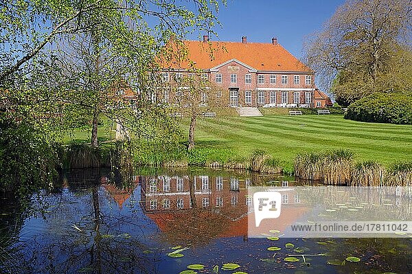 Herrenhaus spiegelt sich in einem Teich  Hindsgavl Slot  Middelfart  Frühling  Fünen  Dänemark  Europa