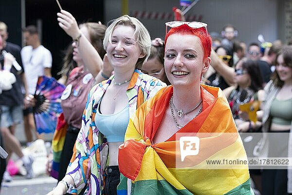 Lesbisches Paar mit Regenbogenfahne auf der CSD Parade  Köln  Nordrhein-Westfalen  Deutschland  Europa