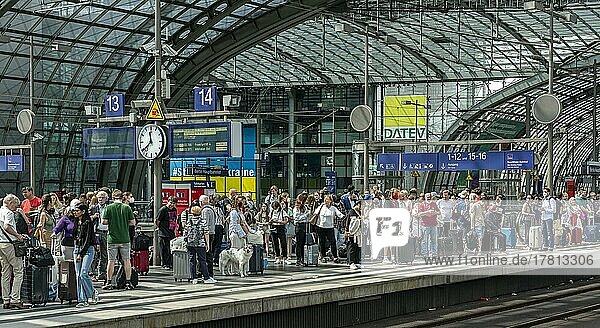 Hauptbahnhof Berlin  viele Reisende  Berlin  Deutschland  Europa