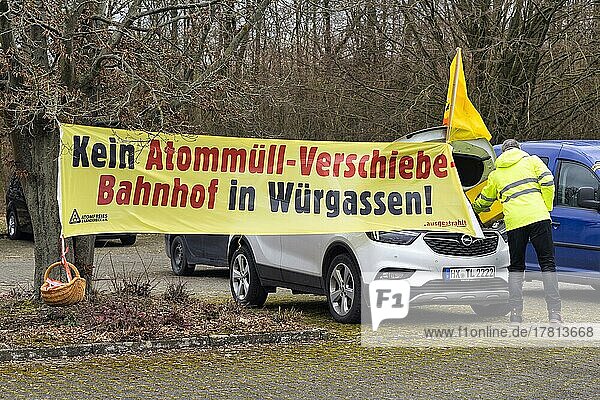 Transparent gegen Transport von Atommüll  Demonstration auf Parkplatz vor ehemaligem Kernkraftwerk Würgassen  Beverungen  Höxter  Nordrhein-Westfalen  Deutschland  Europa
