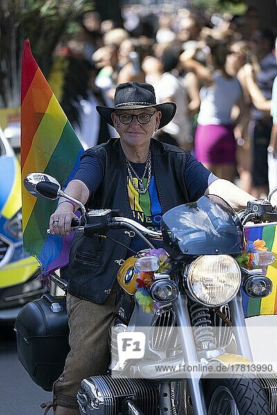Homosexueller Mann auf einem Motorarrad mit Regenbogenfahnen auf der CSD Parade  Köln  Nordrhein-Westfalen  Deutschland  Europa