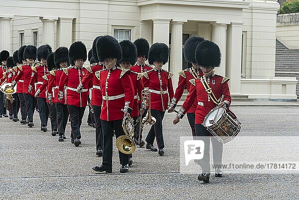 Königliche Garde mit Musikinstrumenten  Wellington Baracken  Vorbereitung auf Wachablösung im Buckingham Palast  London  England  Großbritannien  Europa