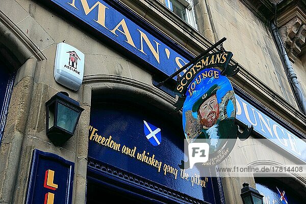 Edinburgh  Scotsmans Lounge in der Cockburn Street  Werbeschild eines Pub  Schottland  Großbritannien  Europa