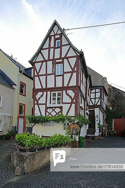 Fachwerkhaus Weinschiffchen erbaut 1715 in Pünderich  Mosel  Untermosel  Rheinland-Pfalz  Deutschland  Europa
