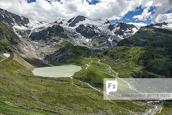 Blick auf vorne Steinsee  im Hintergrund Gletscher Steingletscher am Sustenpass  Kanton Uri  Schweiz  Europa