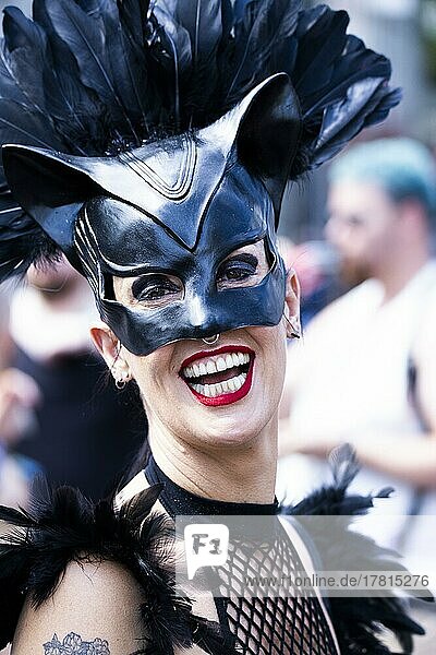 Kostümierte lachende Frau aus der SM Szene  Domina  mit Maske  Köln  Nordrhein-Westfalen  Deutschland  Europa