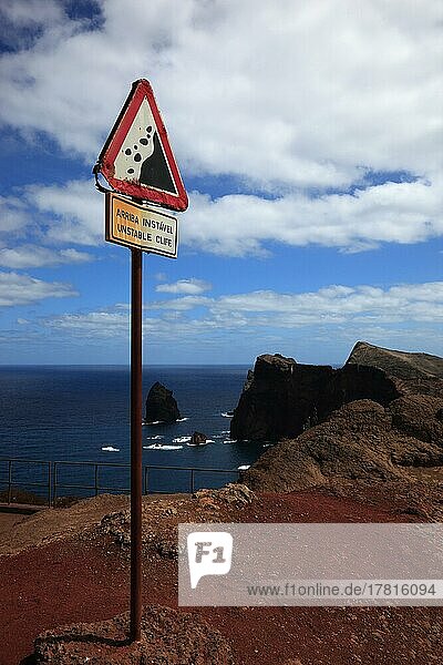 Verkehrsschild  Arriba instavel  unstable cliff  Vorsicht Steinschlag  Madeira