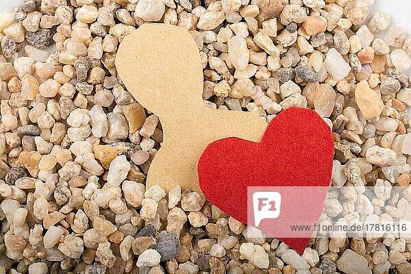Valentinstag-Wortlaut auf zerrissenem Papier als Love-Konzept