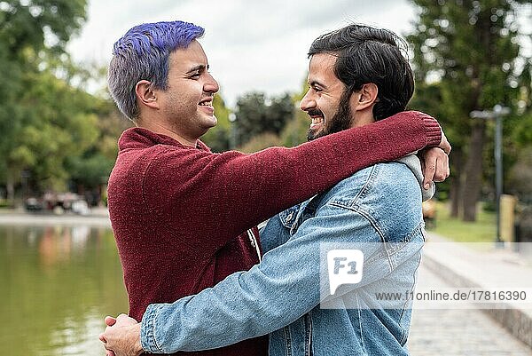 Homosexuelles männliches Paar  das sich umarmt und gegenseitig anschaut