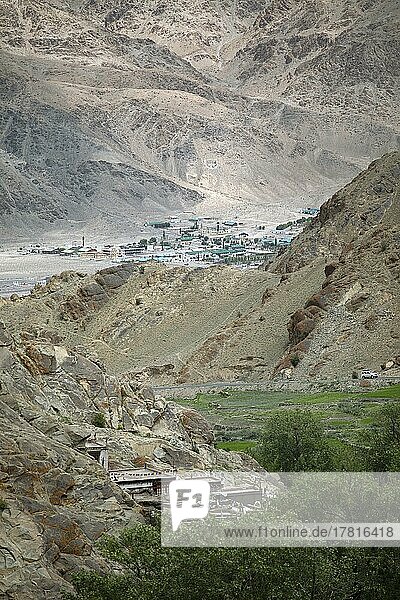 Blick vom Hemis Gompa auf tibetische Häuser und ein Militärcamp  Hemis  Ladakh  Indien  Asien