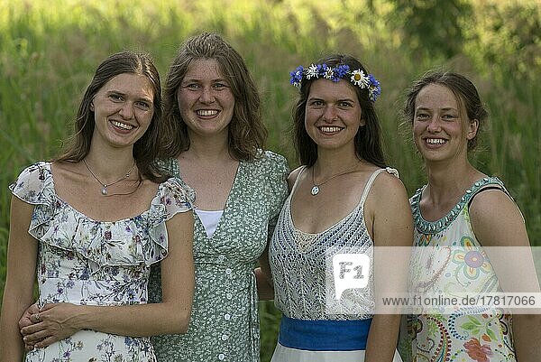 Vier junge  lachen Frauen in festlichen Kleidern  Mecklenburg-Vorpommern  Deutschland  Europa
