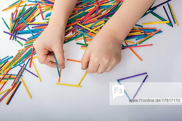 Kind macht rechteckige und dreieckige Form als kreatives Konzept