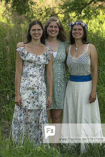 Drei junge Frauen festlich gekleidet  Mecklenburg  Vorpommern  Deutschlamnd