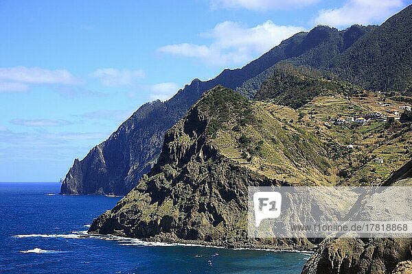 Insel Felsenküste im Nordosten der Insel  Madeira