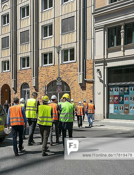 Bauarbeiter mit Sicherheitswesten in grün und orange  Berlin  Deutschland  Europa