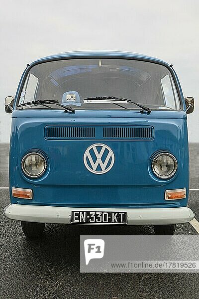 Oldtimer Volkswagen VW-Bus T2a  erste Serie Ende der 60er Jahre  bei einem Oldtimertreffen in Landernau  Departement Finistere Penn-ar-Bed  Region Bretagne Breizh Frankreich