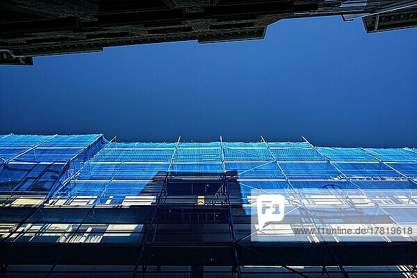 Baugerüst mit blauen Planen  Sanierungsarbeiten an einer Fassade  Koblenz  Rheinland-Pfalz  Deutschland  Europa
