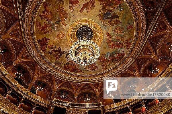 Oper  Theaterraum  Decke  Luster  Innenansicht  VI. Budapester Bezirk  Budapest  Ungarn  Europa
